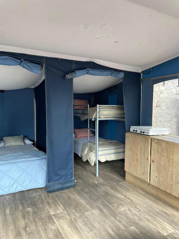 Postel nebo postele na pokoji v ubytování Càmping Castell Montgrí ****