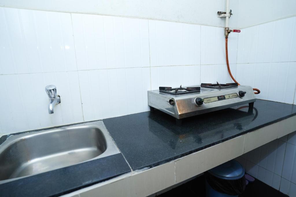 Kuchyň nebo kuchyňský kout v ubytování Zaith Residency Near US Consulate & Apollo hospitals