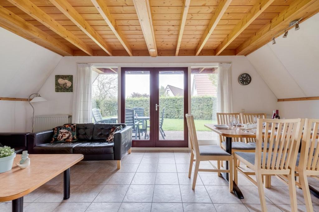 Posezení v ubytování Roerdomp I Vrijstaande Bungalow met Buiten Zitjes