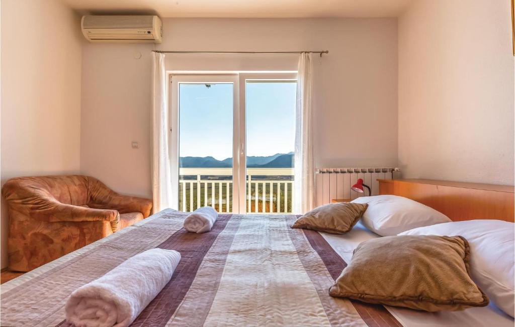 Posteľ alebo postele v izbe v ubytovaní Four-Bedroom Holiday Home In Veliki Prolog