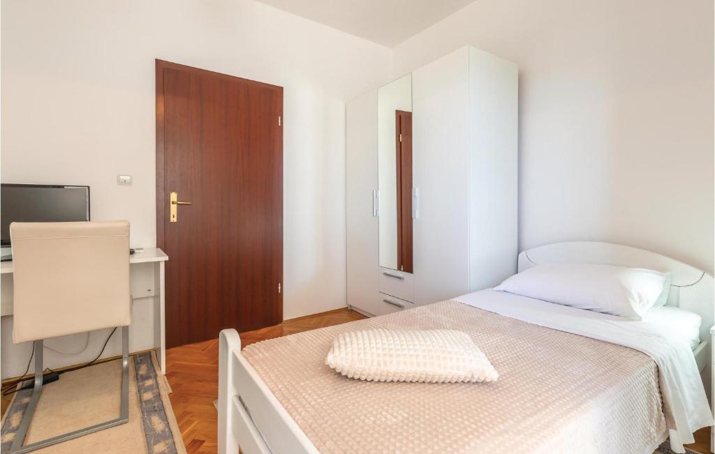 Posteľ alebo postele v izbe v ubytovaní Four-Bedroom Holiday Home In Veliki Prolog