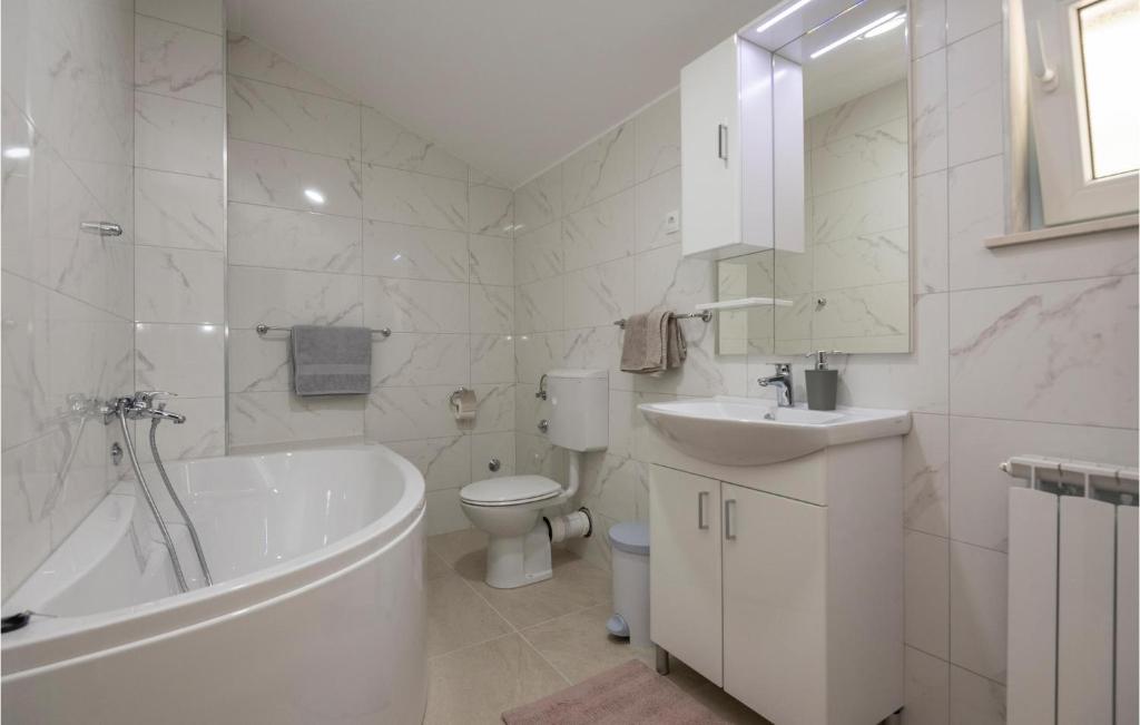 Kúpeľňa v ubytovaní Four-Bedroom Holiday Home In Veliki Prolog