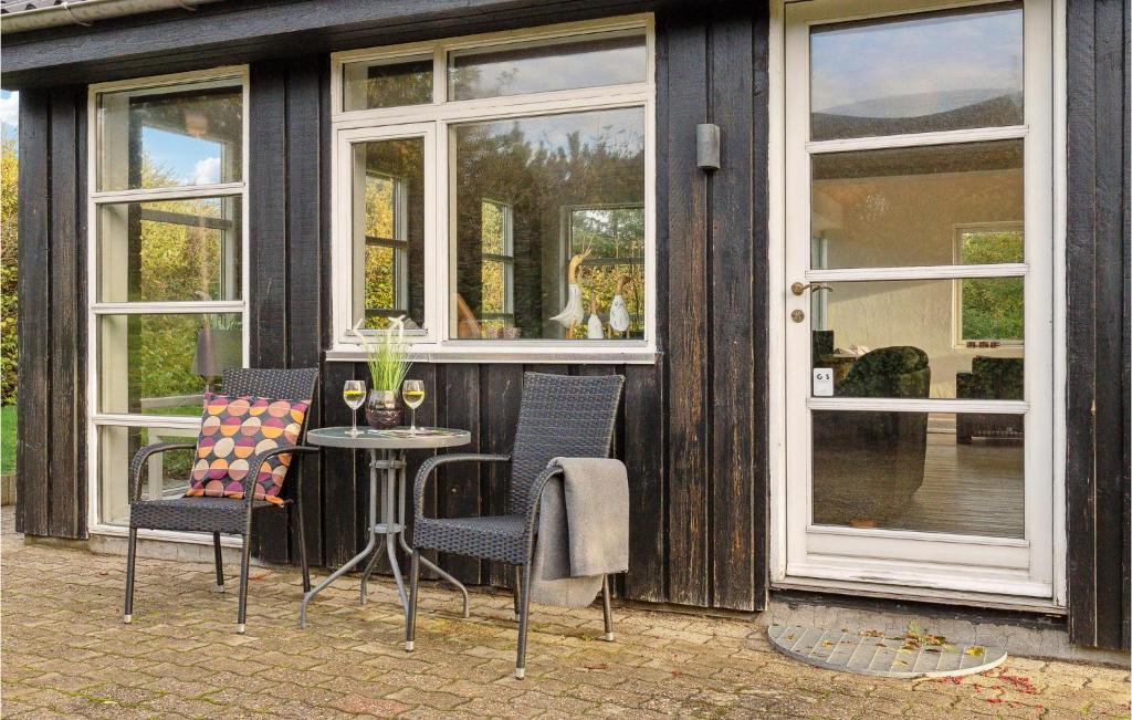 Posezení v ubytování Cozy Home In Struer With Wifi