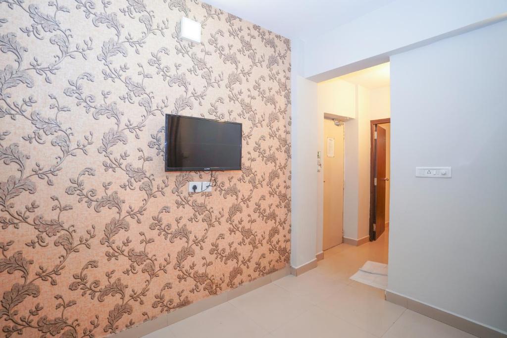 TV a/nebo společenská místnost v ubytování Zaith Residency Near US Consulate & Apollo hospitals
