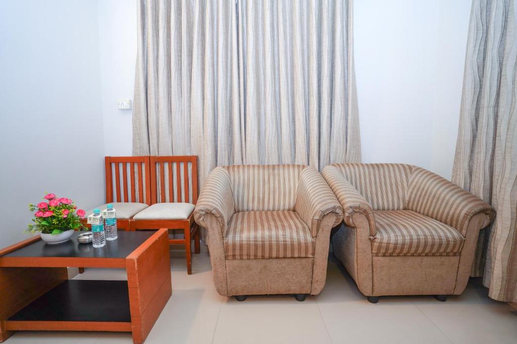 Posezení v ubytování Zaith Residency Near US Consulate & Apollo hospitals