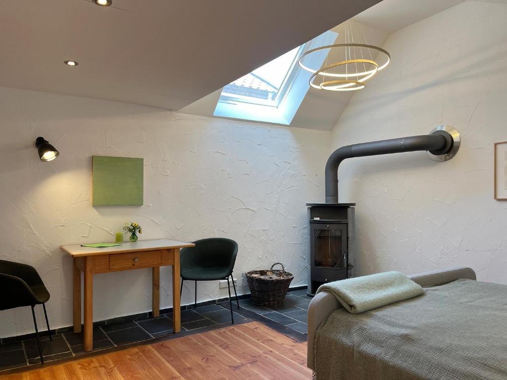 a bedroom with a desk and a wood stove at grün in grün in Detmold