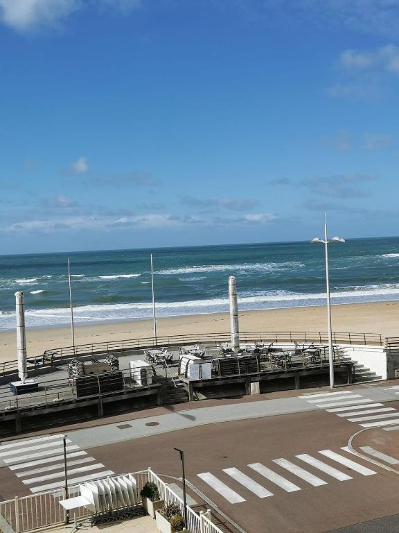 une vue sur une plage avec une jetée et l'océan dans l'établissement Capbreton plage centrale Vue Mer Appart Parking, à Capbreton