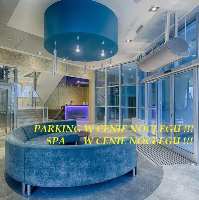pokój z niebieską kanapą w budynku w obiekcie Hotel Lazur SPA & Conference w Kaliszu