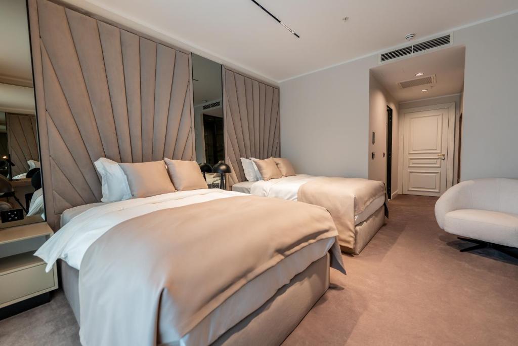 Postel nebo postele na pokoji v ubytování New Belgrade Premium Hotel