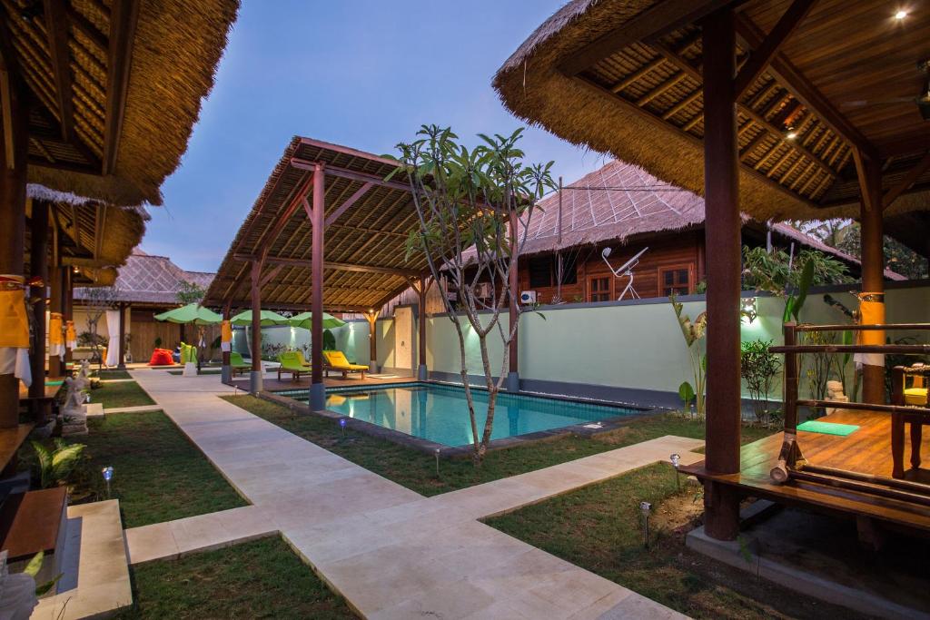 una imagen de un complejo con piscina en Gecko Villa & Bungalows en Lembongan