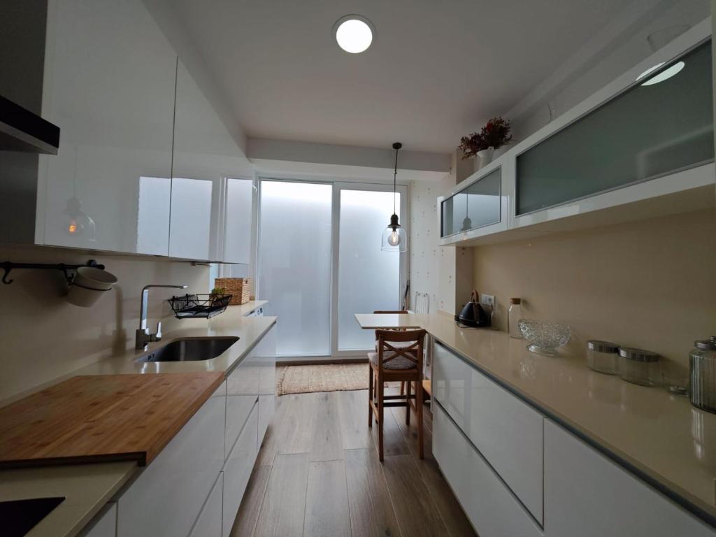 Kuchyň nebo kuchyňský kout v ubytování Tomás Paredes, Vigo, 3 habitaciones