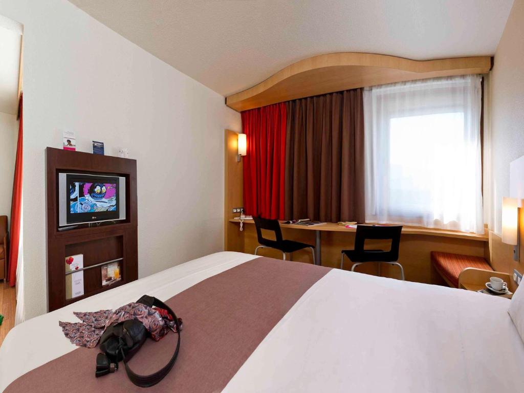 TV a/nebo společenská místnost v ubytování ibis Hotel Brussels Expo Atomium