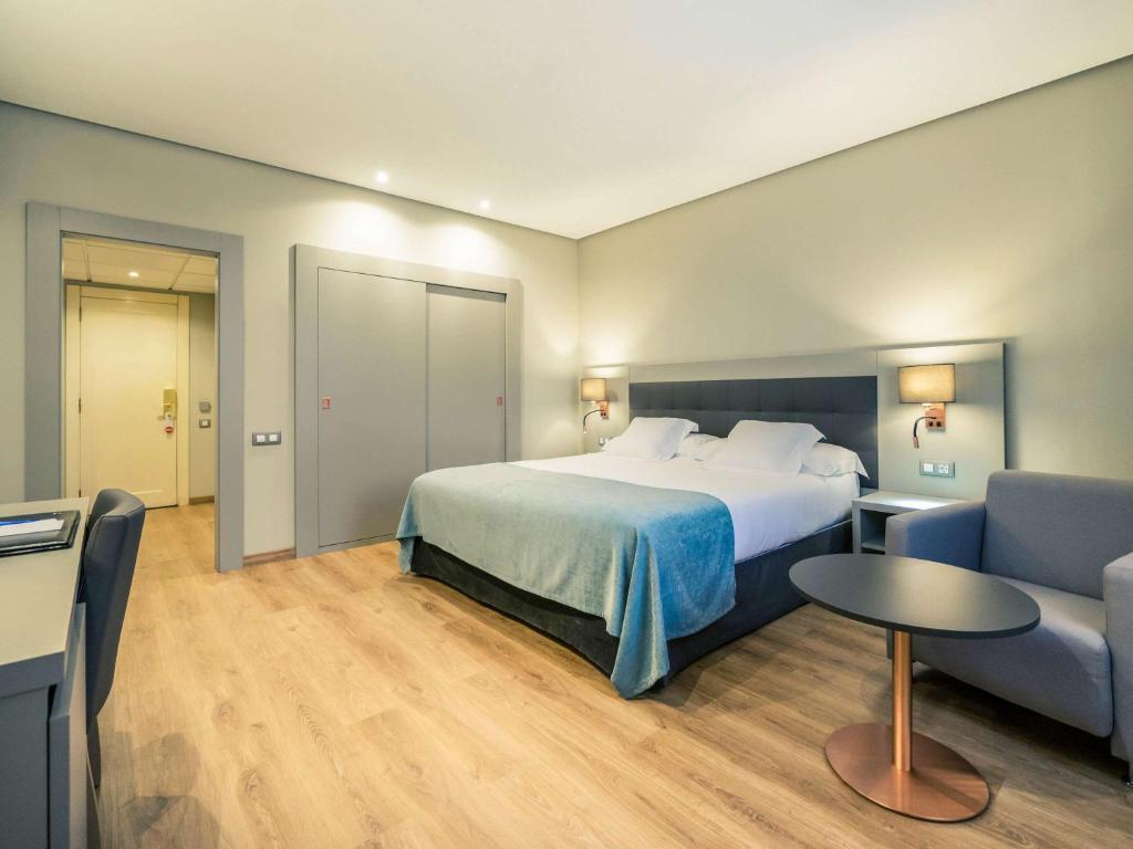 Postel nebo postele na pokoji v ubytování Mercure Carlton Rioja