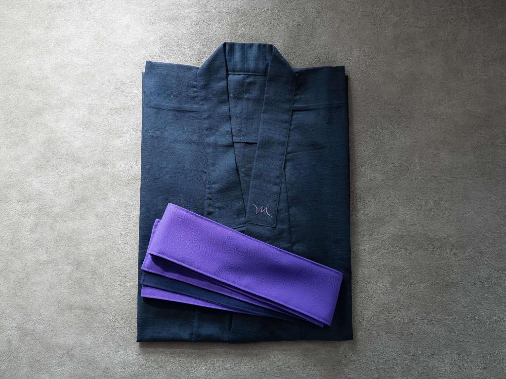 宗像市にあるメルキュール福岡宗像リゾート & スパの紫の衣服