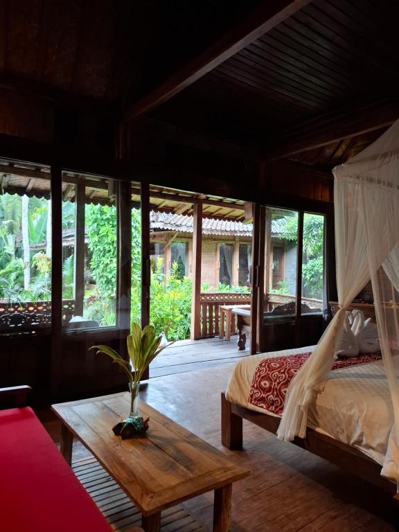 Ένα ή περισσότερα κρεβάτια σε δωμάτιο στο Ubud Virgin Tirta Tawar