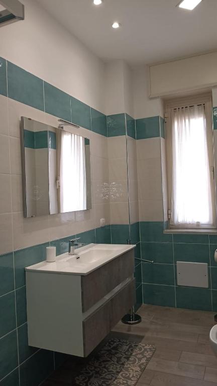 A bathroom at Renovated Loft with Vesuvio view terrace