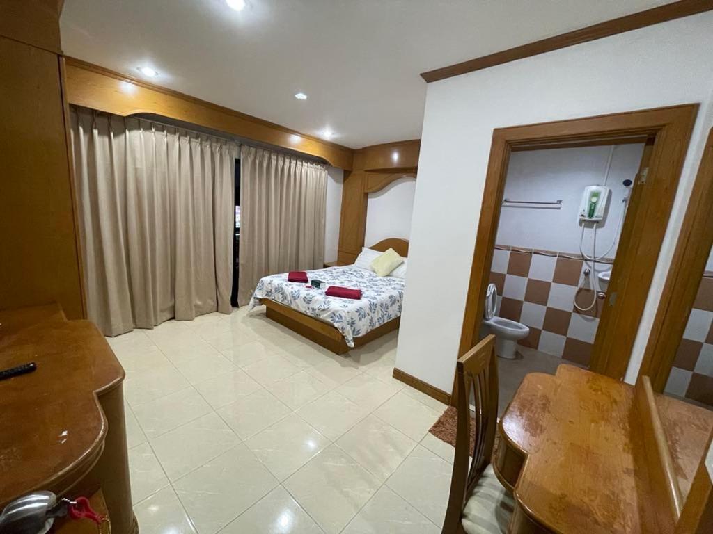 Φωτογραφία από το άλμπουμ του one more night στην Παραλία της Πατόνγκ