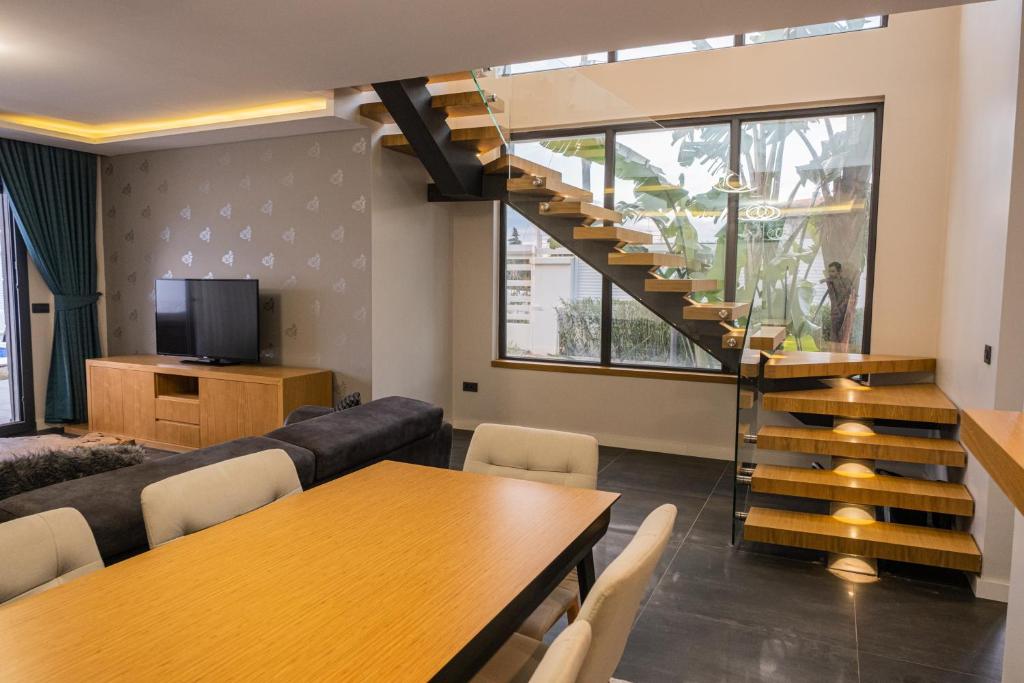 TV a/nebo společenská místnost v ubytování Süper villa havuzlu