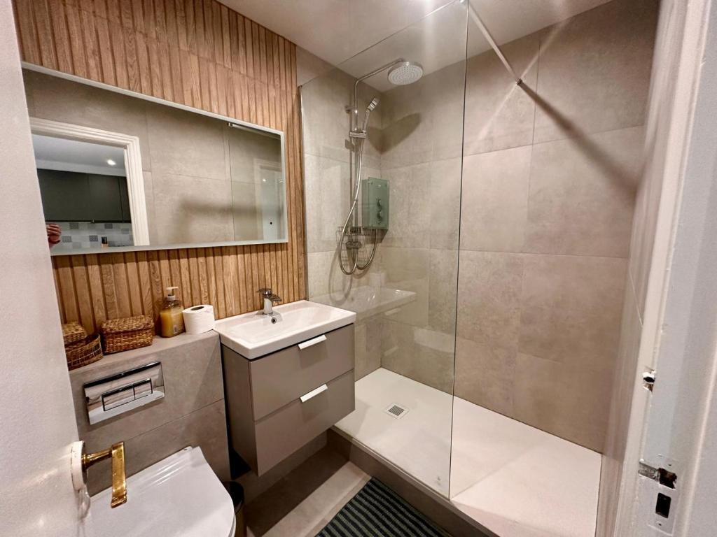 Koupelna v ubytování Newly Renovated Christchurch 1BD Roof Garden