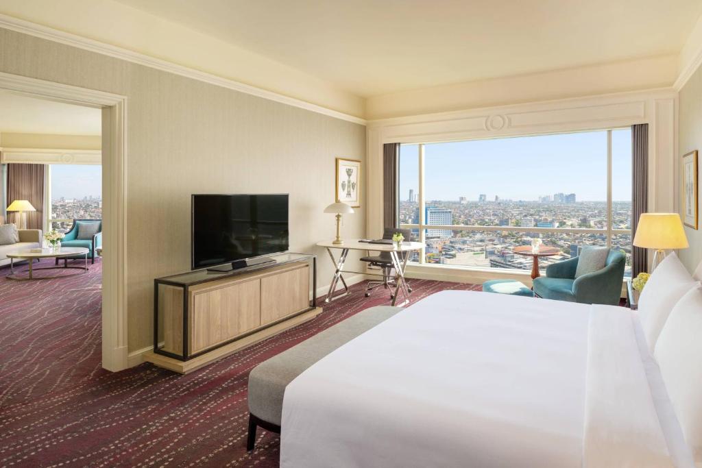 TV a/nebo společenská místnost v ubytování JW Marriott Hotel Surabaya