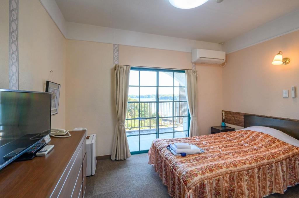 Postel nebo postele na pokoji v ubytování Kashikojima Hotel Bay Garden
