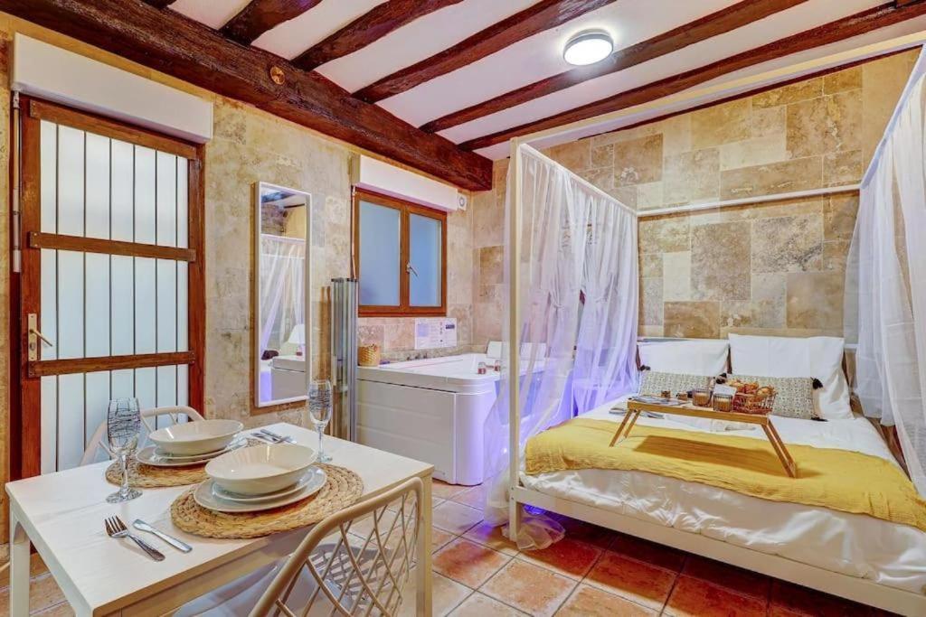 Un baño con una cama, una bañera y un lavabo. en L'ÉVASION I BED&SPA I Jacuzzi I Cozy I HyperCentre I RENT IMMO, en Dijon