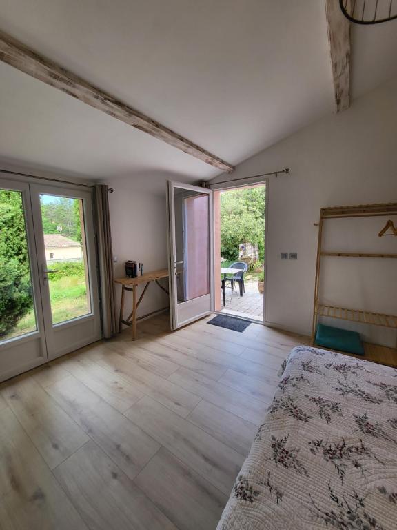 Postel nebo postele na pokoji v ubytování 1 Chambre piscine commune et 1 Gite piscine privée La Sauvasse