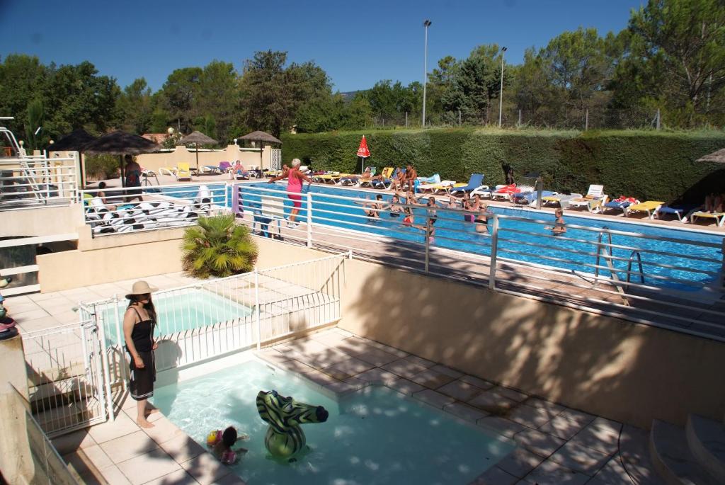 una vista aérea de una piscina en un complejo en Camping Le Parc en Saint-Paul-en-Forêt