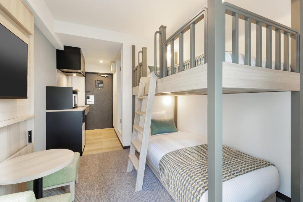 Postel nebo postele na pokoji v ubytování HOTEL MYSTAYS Nippori