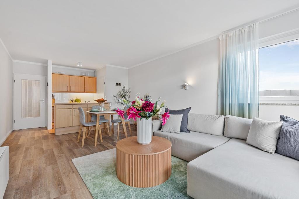 Kuchyň nebo kuchyňský kout v ubytování CLS Strand City-Wohnung im Zentrum von Grömitz mit Balkon und Parkplatz, alles in 5 Minuten erreichbar Restaurants, Bäckerei Junge, Strand, Frisör, Massage, ideale Anbindung Schön Klinik Neustadt