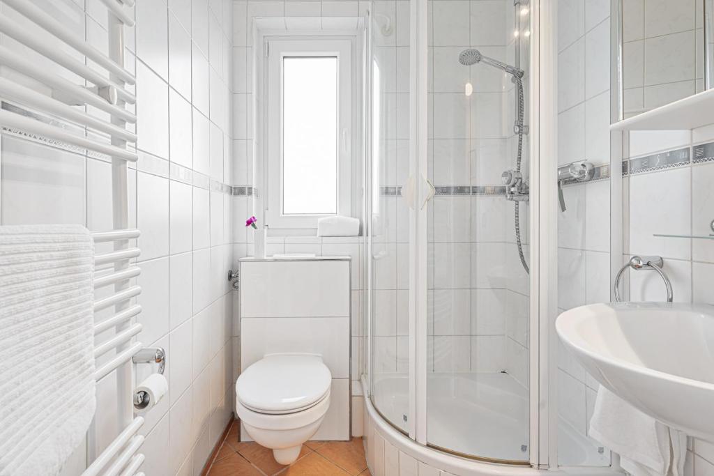 Koupelna v ubytování CLS Strand City-Wohnung im Zentrum von Grömitz mit Balkon und Parkplatz, alles in 5 Minuten erreichbar Restaurants, Bäckerei Junge, Strand, Frisör, Massage, ideale Anbindung Schön Klinik Neustadt