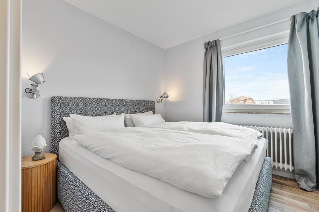 Postel nebo postele na pokoji v ubytování CLS Strand City-Wohnung im Zentrum von Grömitz mit Balkon und Parkplatz, alles in 5 Minuten erreichbar Restaurants, Bäckerei Junge, Strand, Frisör, Massage, ideale Anbindung Schön Klinik Neustadt