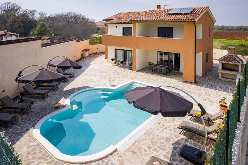 Villa Nur for 10 people near Pula with 45 m2 private pool & jacuzzi only 2 km from beach