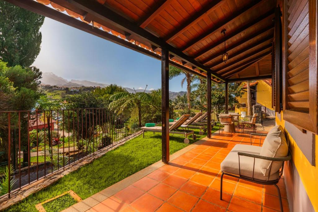 an outdoor patio with a view of a yard at Hotel Quinta Do Furao in Santana