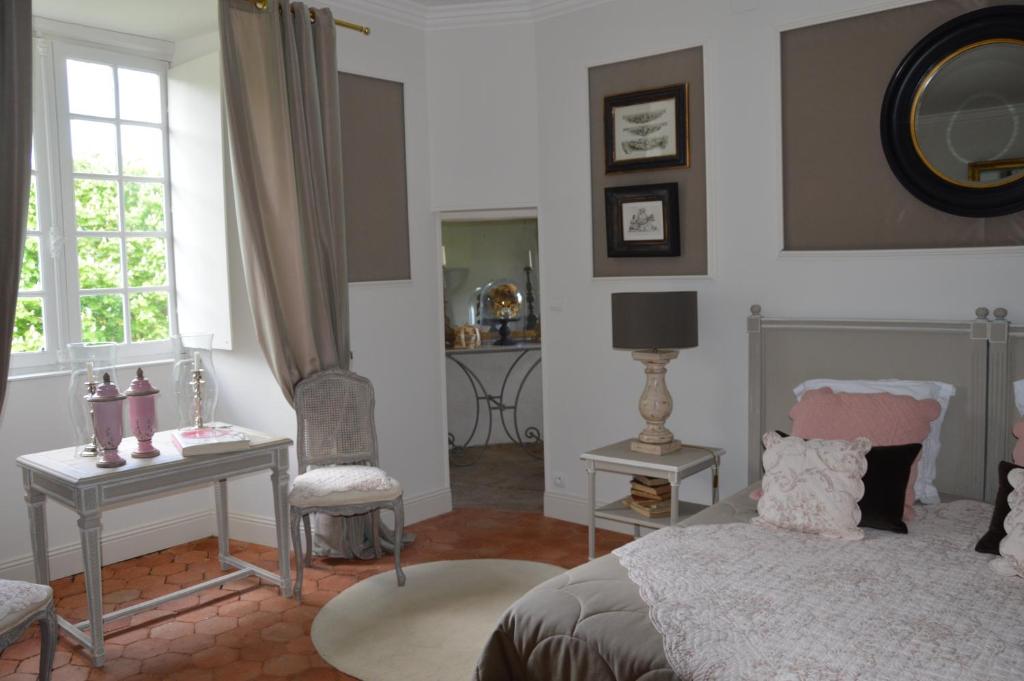 Postel nebo postele na pokoji v ubytování Chateau de Lissac