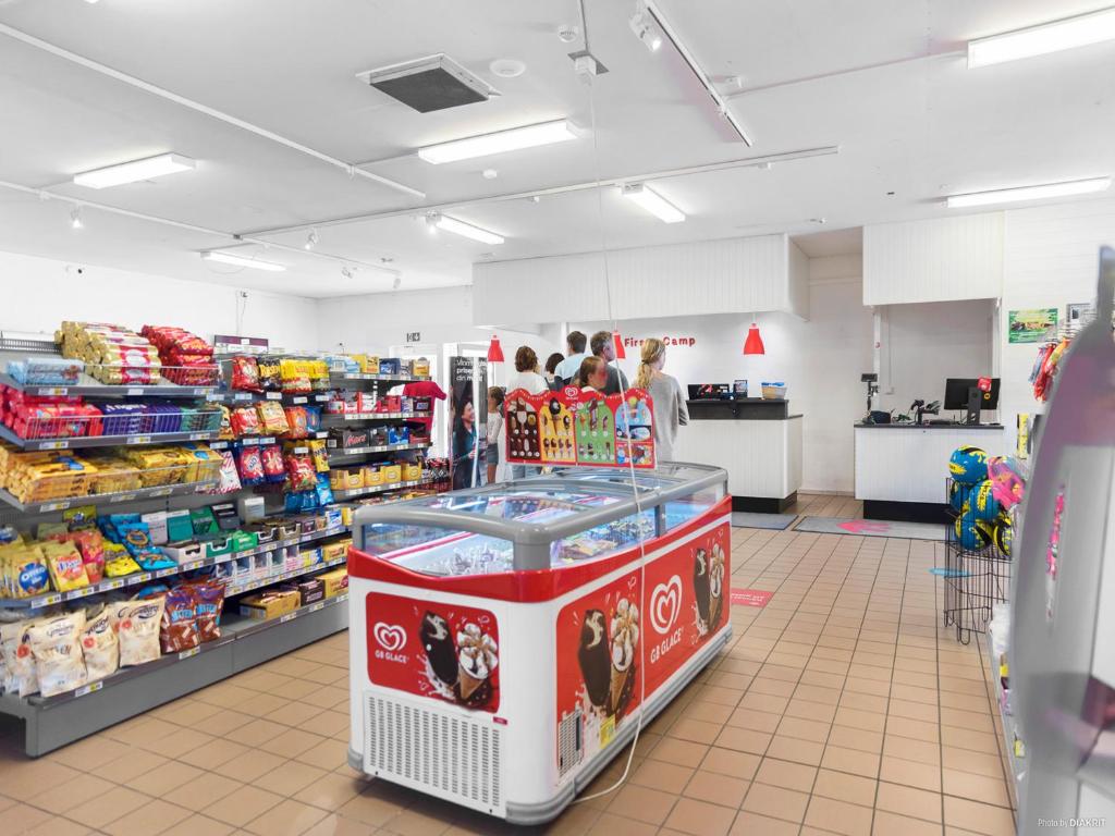 Supermarket nebo jiné obchody v  kempu nebo okolí