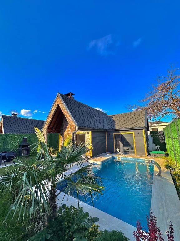a house with a swimming pool in the yard at Varuna Bungalov Evleri in Sapanca