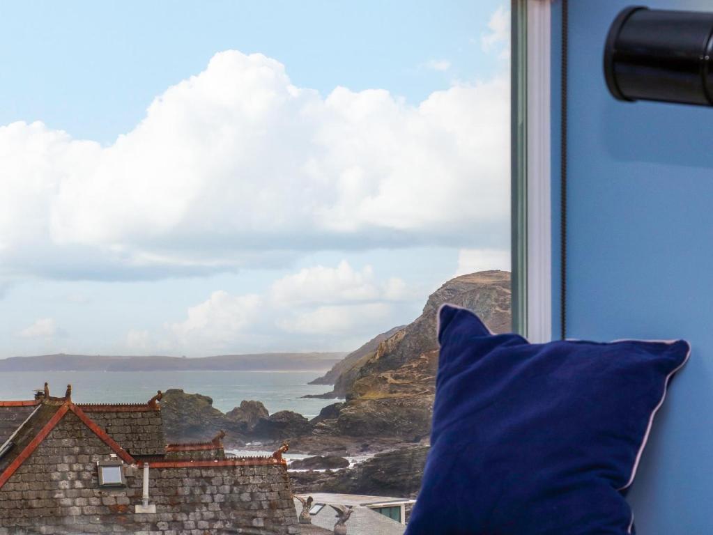 een raam met uitzicht op de oceaan bij Mavericks Wave in St. Agnes 