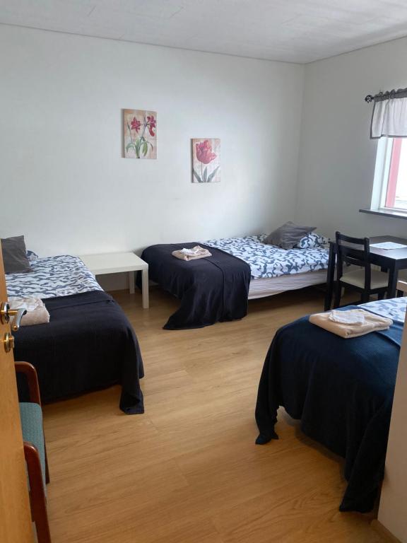 Postel nebo postele na pokoji v ubytování Grund í Grundarfirði Economy Guesthouse