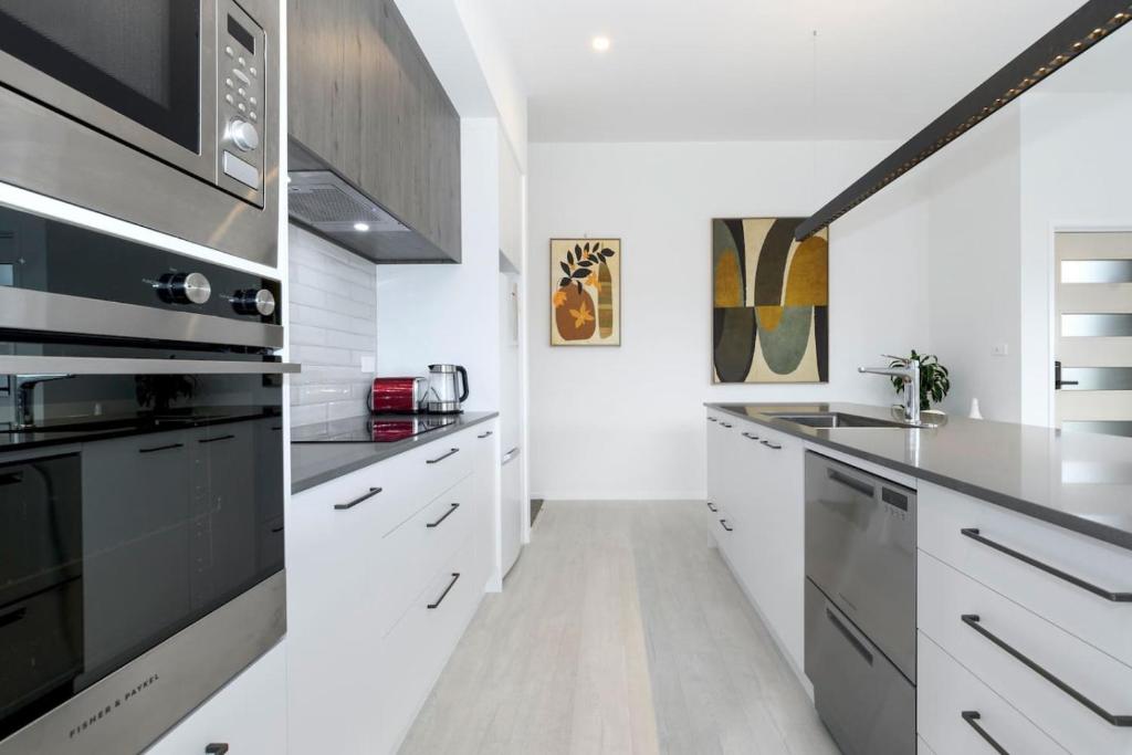 Brand New modern home 3 bedrooms - lakes - Resim 15