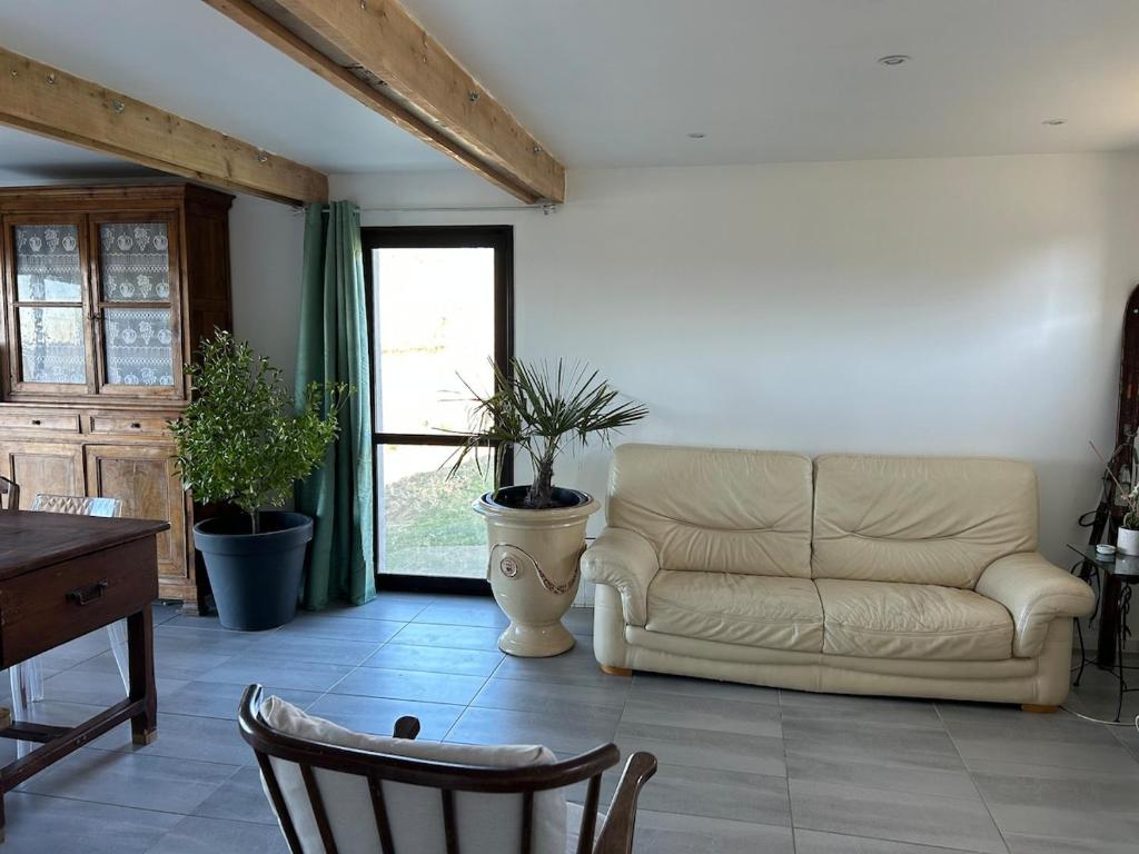 un salon avec un canapé et une table dans l'établissement La loge des ânes, à Naucelles