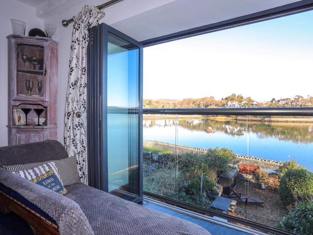 Výhled na řeku, která protéká v blízkosti prázdninového domu