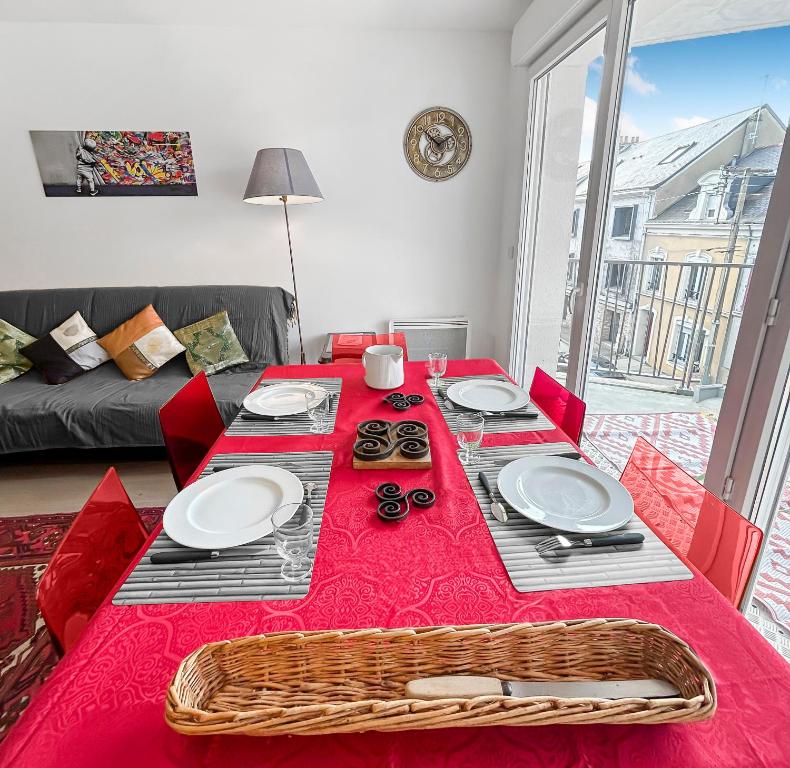 une table à manger avec un tissu de table rouge dans l'établissement Balcon privé & déco élégante, au Mans