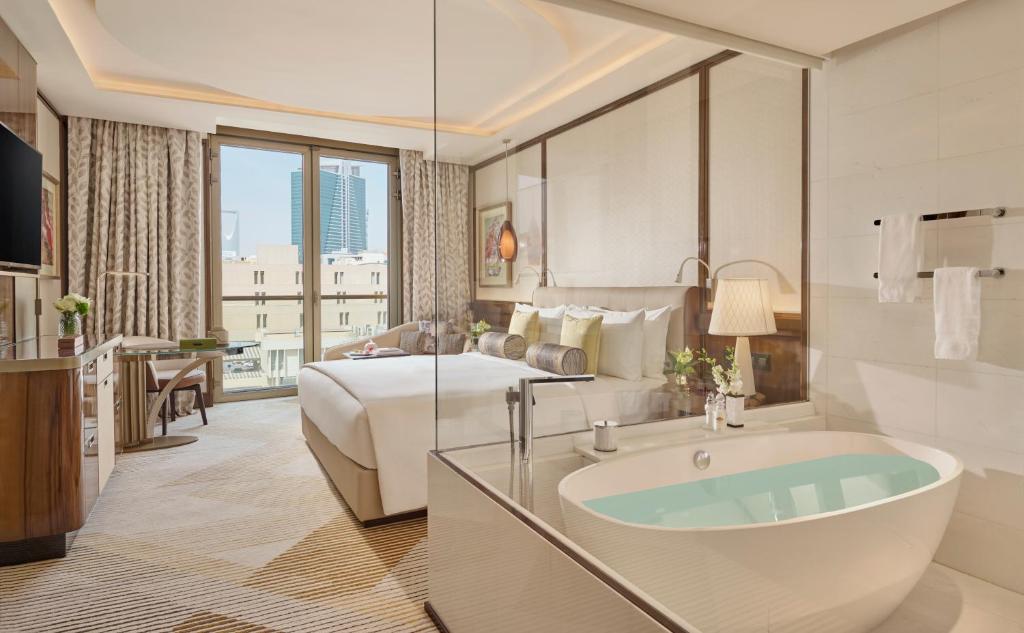 Postel nebo postele na pokoji v ubytování Mandarin Oriental Al Faisaliah, Riyadh