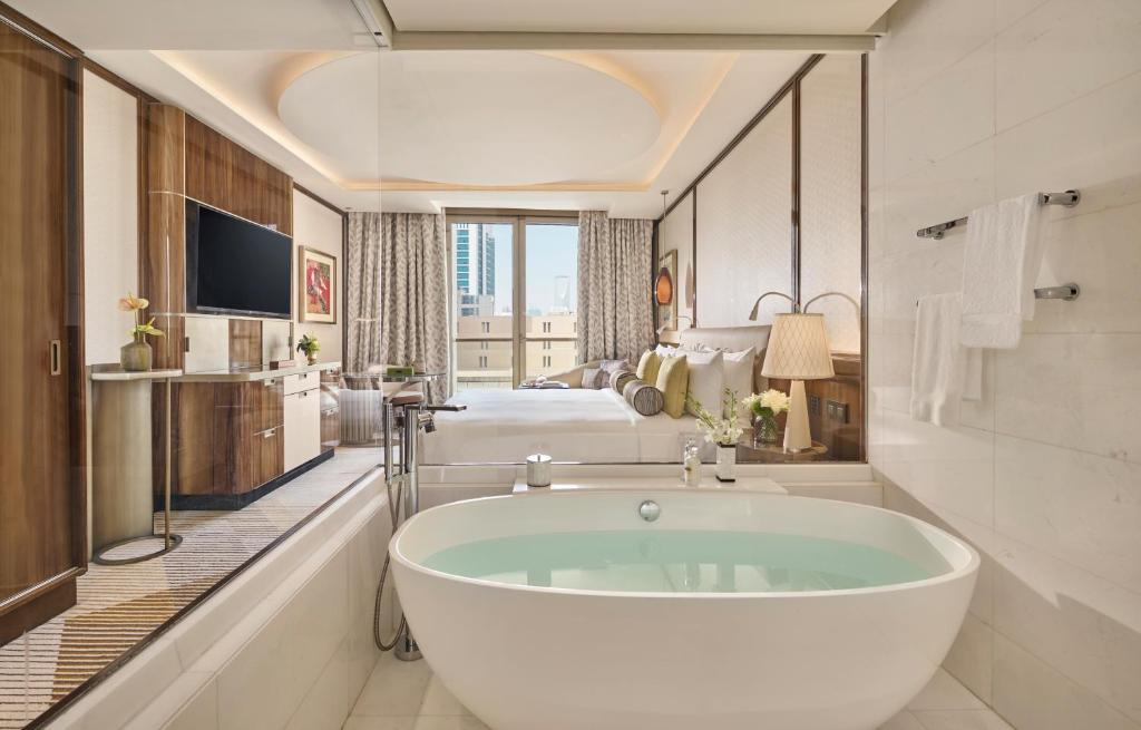 TV a/nebo společenská místnost v ubytování Mandarin Oriental Al Faisaliah, Riyadh