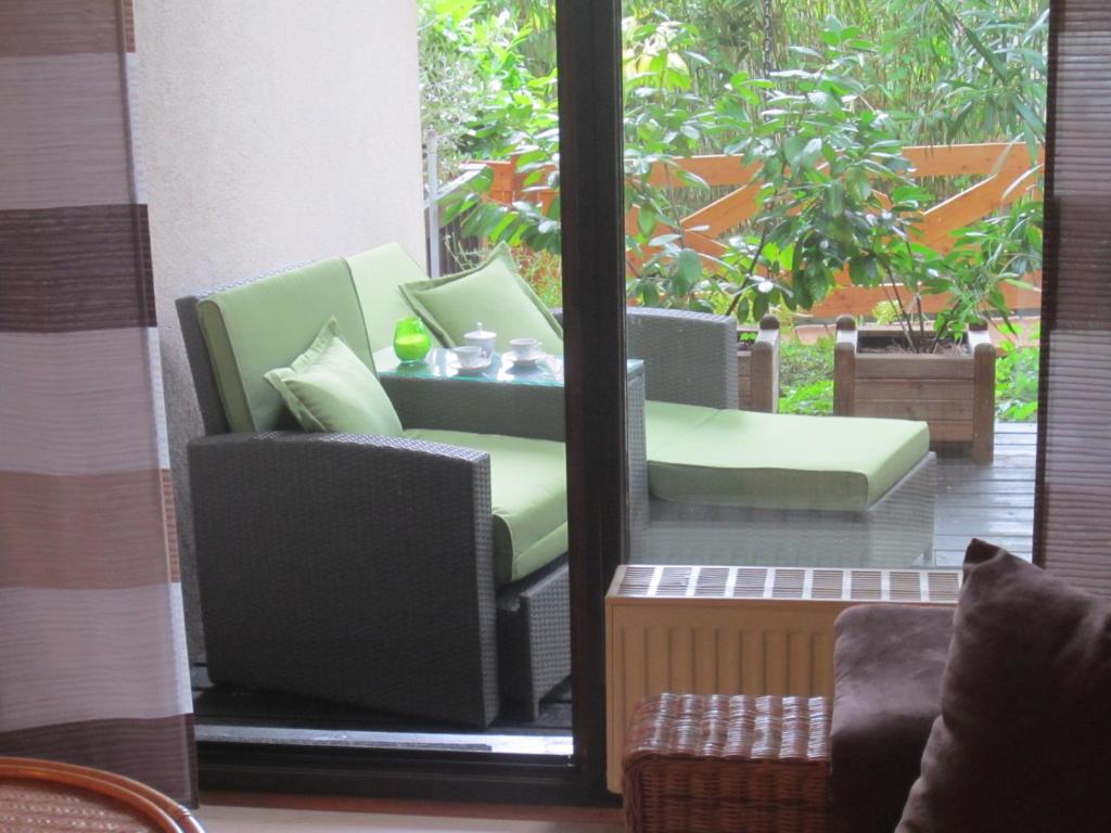 eine Terrasse mit 2 Stühlen und einem Tisch in der Unterkunft FeWo im Studio Wintergarten in Kallstadt