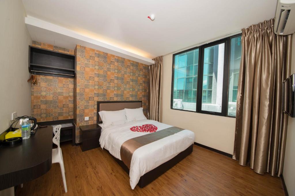 Postel nebo postele na pokoji v ubytování ORO Hotel Kluang