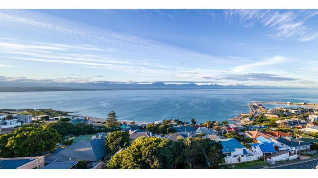 una vista aérea de una ciudad y el agua en Ocean view Luxury 2 Bedroom Apartment, en Mossel Bay