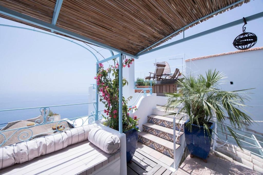 Balkón alebo terasa v ubytovaní Perla nel blu villa affacciata sul mare