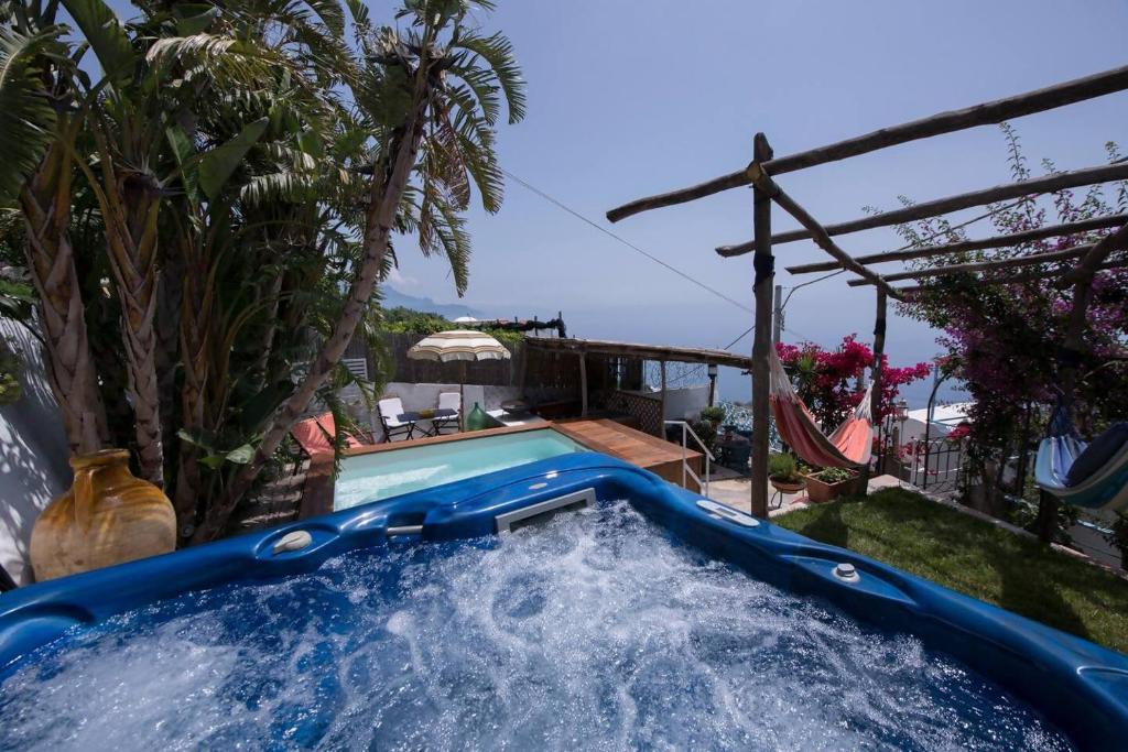 Bazén v ubytovaní Perla nel blu villa affacciata sul mare alebo v jeho blízkosti